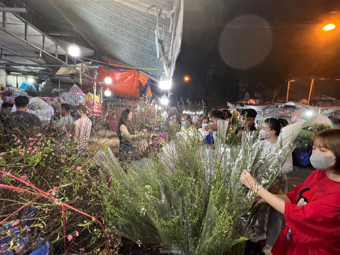 Khu chợ hoa Tết không ngủ những ngày cận Tết, hoạt động mua bán luôn nhộn nhịp vào khoảng nửa đêm về sáng.