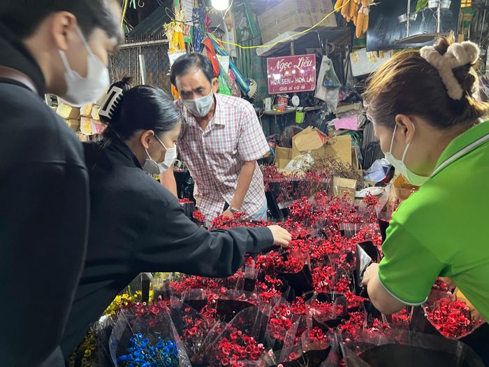 Ông chủ này có nhiều loại thanh liễu đẹp mắt, giá chỉ 90.000 đồng/bó. Chủ hàng luôn vui vẻ, dí dỏm nên khách khá đông.