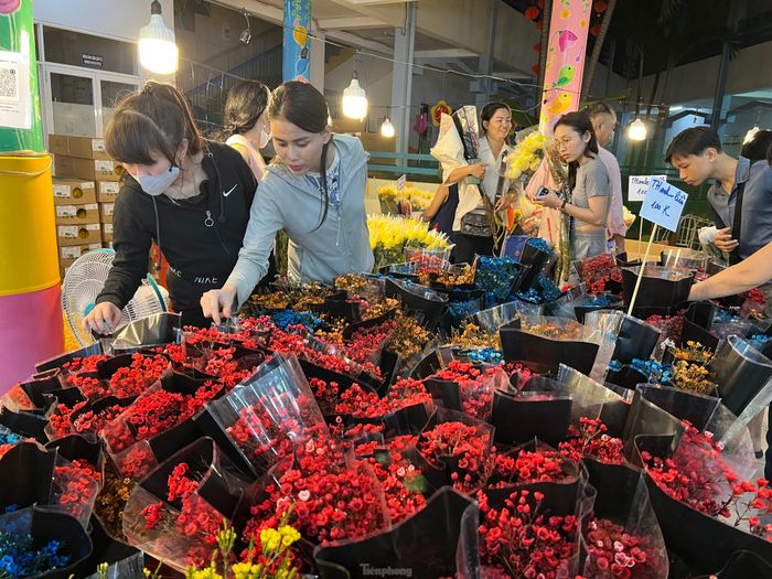 Thanh liễu đủ màu sắc đỏ, vàng, cam... được khách hàng chọn mua nhiều và đang có giá rất rẻ, chỉ từ 80.000 - 100.000 đồng/bó. Tiểu thương trưng bảng giá công khai để khách dễ chọn mua.
