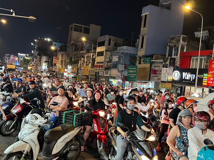 Con đường dẫn đến chợ hoa Hồ Thị Kỷ kẹt cứng.