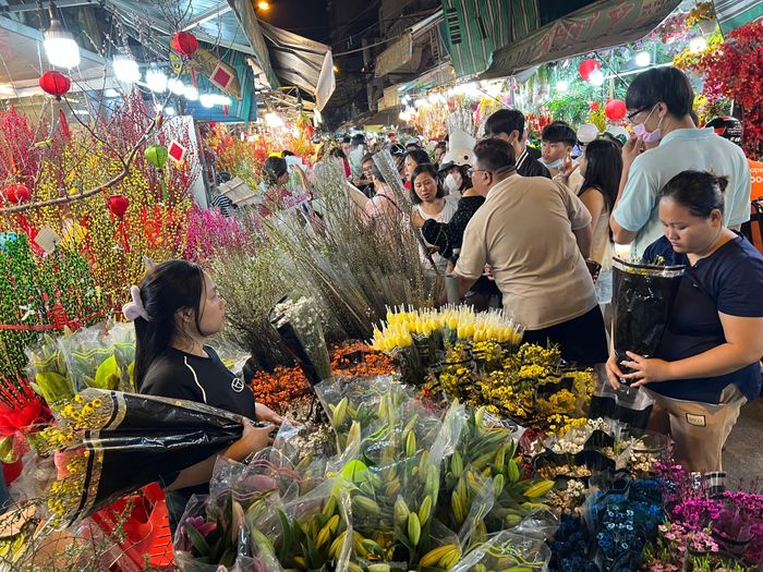 Đa số các mặt hàng đều tấp nập khách, thuận mua vừa bán vì giá hoa ở hàng nào cũng giống nhau, quan trọng là khả năng "chiều khách", tư vấn khách lựa chọn hoa của nhân viên để quyết định bán được hoa hay không.