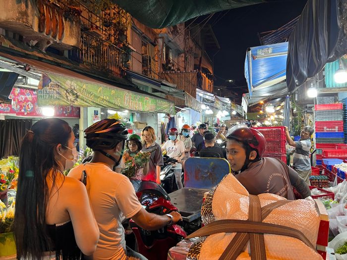 Bên trong chợ cũng chật kín. Từ đây đến ngày 9/2 (30 tháng Chạp), chợ sẽ còn đông đúc hơn trước trước khi tổng vệ sinh, trả mặt bằng sạch đẹp để thành phố đón giao thừa Tết Nguyên đán 2024