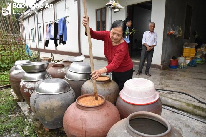  Nói về các công đoạn sản xuất tương, bà Nguyễn Thị Tuyết cho biết, phải là người có tính kiên trì và chịu khó mới có thể đáp ứng yêu cầu. Bởi sản xuất loại sản phẩm này vừa đảm bảo an toàn thực phẩm, đảm bảo đúng vị truyền thống cũng như chất lượng phải qua thời gian tính bằng tháng, bằng năm và các công đoạn thực hiện hàng ngày, không được lơ là. Toàn bộ quy trình làm tương bà Tuyết được cha mẹ truyền lại, và đến nay sau hơn chục năm bà cũng truyền bí quyết cho các cháu để duy trì nghề làm tương đậu nành trên đất Tường Sơn. Ảnh: T.P 