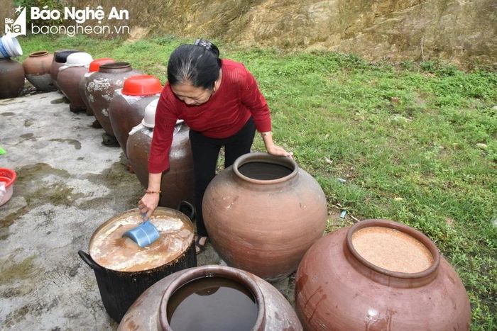  Giai đoạn “ngã” tương: bỏ muối, mốc vào chum với đậu nành đã rang và nấu chín, ủ tầm 15 ngày. “Tùy thời tiết mà thời gian "ngã" tương có thể nhanh hoặc lâu. Thông thường mùa Hè tương sẽ chín nhanh hơn. Các chum sành đựng tương sẽ được kiểm tra và quấy trộn hàng ngày. Ảnh: H.T 