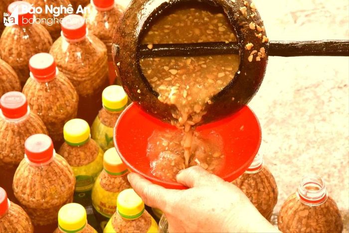  Mỗi tháng cơ sở sản xuất tương Nam Đàn ở xứ Dừa của bà Nguyễn Thị Tuyết xuất bán ra thị trường khoảng 1.000 lít. Các tháng áp Tết Nguyên đán, khối lượng tiêu thụ mạnh hơn, nhất là bán cho các quán hàng lẻ. Hiện 5 người trong gia đình bà Tuyết phân công nhau làm việc, cao điểm áp Tết thuê thêm 2 người phụ giúp đóng hàng gửi sản phẩm theo đơn đặt hàng cho khách. Bà đang tiến tới đăng ký tương làm sản phẩm OCOP của xứ Dừa. Ảnh: H.T 