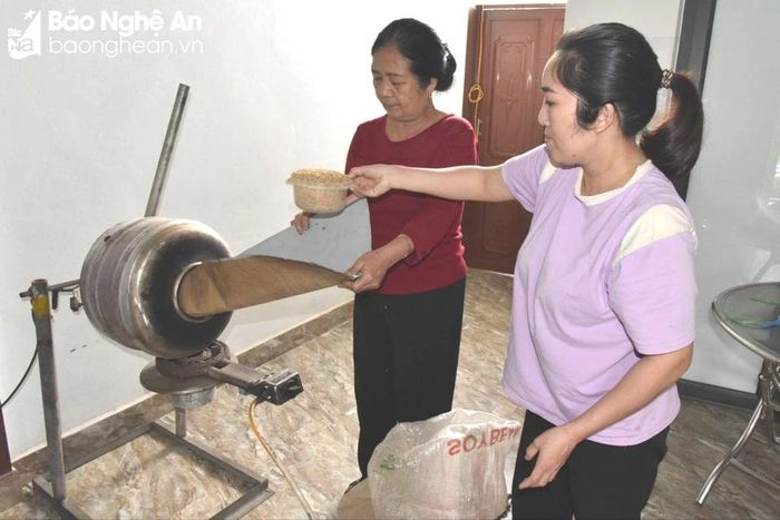  Khâu quan trọng tiếp theo để có mẻ tương đúng chuẩn là “làm đậu”. Đậu nành sau khi lựa chọn kỹ, loại bỏ các hạt hỏng thì rang chín vàng, bỏ vỏ. Đây là khâu quan trọng nhất, đậu sau khi rang thì bỏ vào nồi hông khoảng 10 – 12 tiếng để hạt đậu mềm, để nguội qua 1 đêm rồi mới bỏ vào chum, mang ra phơi nắng khoảng 7 ngày để đậu lên men, thơm phức rồi mới bỏ mốc đã đâm mịn vào trộn và cho vào chum ủ. “Ngày nay có máy móc hỗ trợ khâu rang đậu nên đỡ vất vả hơn, và giúp hạt đậu chín vàng đều hơn”, bà Tuyết cho biết. Ảnh: H.T 