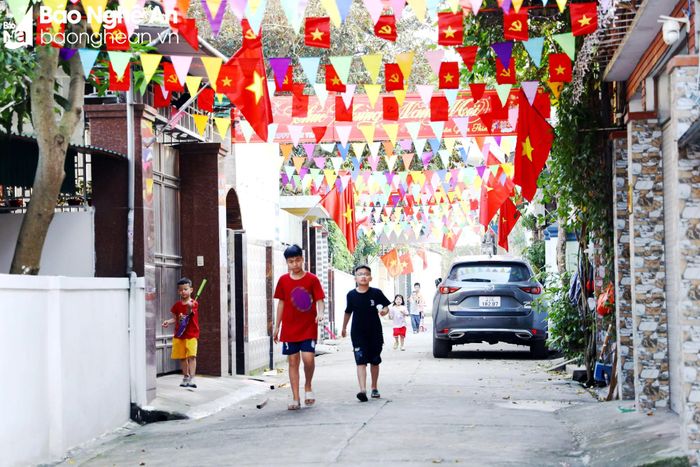  Ngõ 1, đường Nguyễn Bính, khối 8, phường Bến Thủy được các hộ dân thống nhất biểu mẫu và mỗi gia đình tự trang trí đẹp mắt. Ảnh: Nguyên Nguyên 