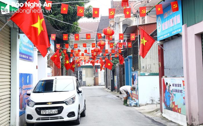  Đoạn đường ghi dấu sự đoàn kết thống nhất cao của các hộ dân trong việc trang hoàng sạch, đẹp để đón Tết nguyên đán. Ảnh: Nguyên Nguyên 