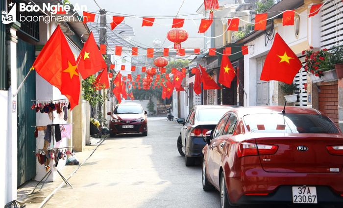  Mỗi ngõ phố có những cách làm sáng tạo, có thể góp tiền, cử nhóm người mua cờ, hoa, đèn nháy về trang trí. Hoặc cả ngõ phố thống nhất biểu mẫu, giao từng hộ mua và trang trí cho ngõ phố trang hoàng đón Tết. Ảnh: Nguyên Nguyên 