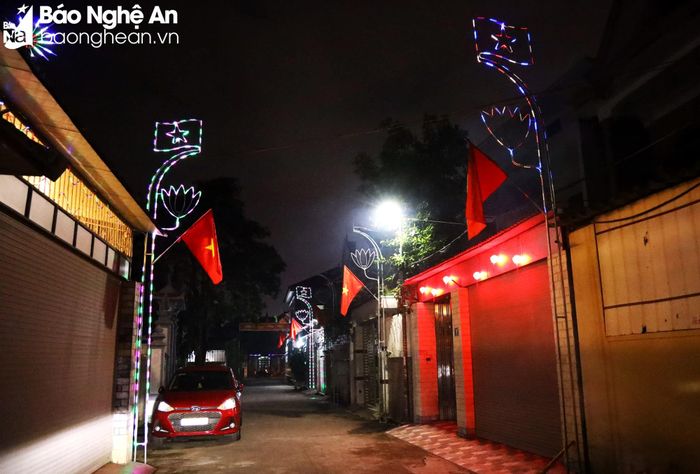  Mọi người trang trí ngõ phố sạch, đẹp với mong muốn đón năm mới bình an, vui vẻ, hạnh phúc. Ảnh: Nguyên Nguyên 