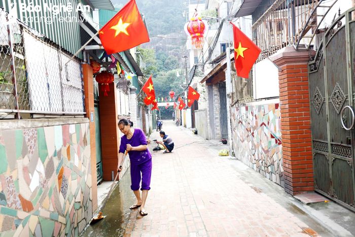  Cùng với việc trang trí ngõ phố, mỗi người dân tự giác dọn sạch đường để vui Xuân, đón Tết. Ảnh: Nguyên Nguyên 