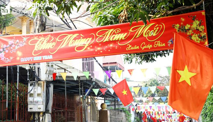  Tại mỗi ngõ phố, những khẩu hiệu, dòng chữ "Chúc mừng năm mới" như thế này đều có sự đóng góp của các hộ dân. Ảnh: Nguyên Nguyên 