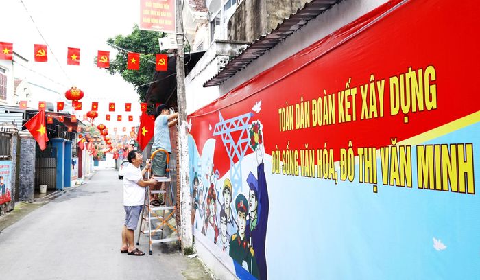  Ông Phạm Quang Hưng - Bí thư Chi bộ, kiêm Trưởng ban Mặt trận khối Trường Tiến cho biết: Có hơn 160 m2 pano, áp phích được in với nhiều chủ đề, tô điểm tuyến đường bích họa hấp dẫn. Ảnh: Nguyên Nguyên 