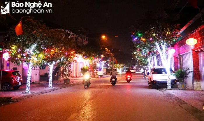  Rất nhiều ngõ phố được trang trí bằng đèn tạo điểm nhấn lộng lẫy khi phố vào đêm. Ảnh: Nguyên Nguyên 
