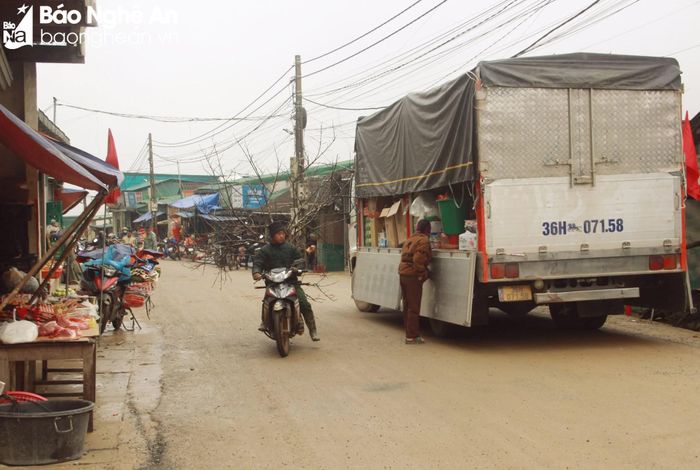  Những ngày cuối năm, tại các trung tâm xã vùng cao Kỳ Sơn, hàng hóa tăng nhiều so với ngày thường. Để có tiền mua sắm, bà con thu hoạch đào đá bán Tết. Ảnh: Q.An 