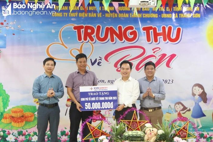 Lãnh đạo Công ty Thủy điện Bản Vẽ trao tặng kinh phí tổ chức Tết Trung thu năm 2023 cho các cháu tại xã Thanh Sơn. Ảnh: Tiến Đông