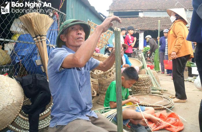  Ngoài bán ống giang, người dân còn chẻ ống giang thành dây để bán. Mỗi bó dây nhỏ có giá 5.000 -7.000 đồng. Mặc dù dây nhựa tiện lợi, nhưng người dân các địa phương vẫn thích dùng dây giang để gói bánh. Theo bà con, gói bánh bằng dây giang, bánh dẻo thơm, không độc hại. Ảnh: Huy Thư 