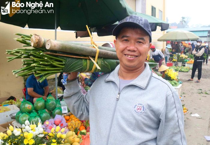  Năm nay lá dong đắt hơn năm trước. Từ ngày 20 - 27 tháng Chạp, giá lá dong khoảng 15.000 - 30.000 đồng/bó (10 lá), tùy vào loại lá. Trong ảnh: Một người dân huyện Nam Đàn đi chợ mua lá dong và ống giang về gói bánh chưng. Ảnh: Huy Thư 