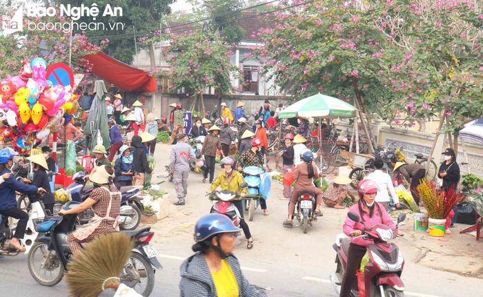  Chợ Cồn, xã Thanh Dương (Thanh Chương) ngày cận Tết khá đông đúc, người dân mua bán, họp chợ tràn ra các tuyến đường dẫn vào chợ. Ảnh: Huy Thư 