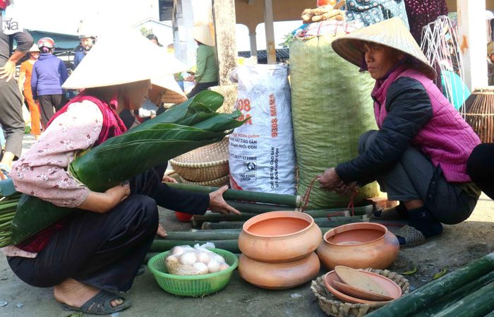  Để chuẩn bị cho một cái Tết đủ đầy, ngoài những mặt hàng đặc trưng, người dân đi chợ quê ngày Tết còn mua sắm thêm nhiều thứ khác, tùy vào phong tục, tập quán của các vùng quê, như mua chổi, mua vôi, mua nồi đất... Chợ quê ngày Tết thật đông vui, nhộn nhịp. Đi chợ Tết, nghe chuyện ăn Tết, trải nghiệm không khí háo hức, hân hoan chuẩn bị đón Tết của người dân. Ảnh: Huy Thư 