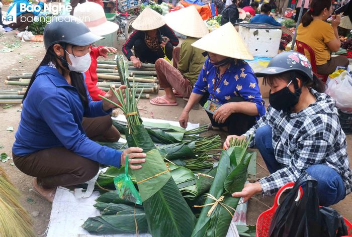  Mặt hàng chợ quê ngày Tết đa dạng, phong phú, trong đó lá dong, ống giang, hương trầm... là những hàng hóa đặc trưng của chợ Tết. Ảnh: Huy Thư 