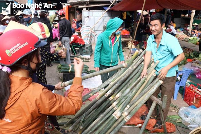  Ống giang từ thượng nguồn sông Rộ, sông Giăng... dùng để gói bánh chưng, bánh tét được đưa về bán ở các chợ thuộc huyện Thanh Chương khá sớm. Ảnh: Huy Thư 