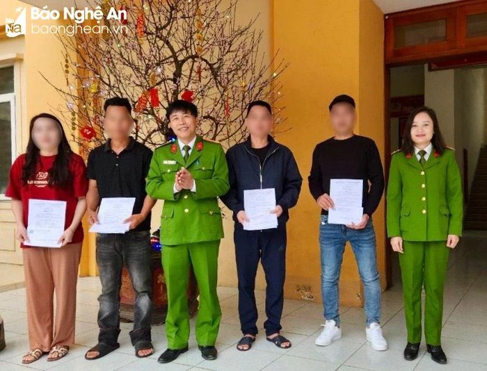  Trại tạm giam trao Quyết định cho 4 người được giảm hết án, tha tù trước thời hạn. Ảnh: Xuân Hạnh 