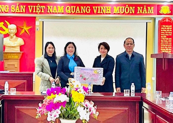  Tặng quà cho viên chức, người lao động Bệnh viện Da liễu Nghệ An. Ảnh: Công đoàn ngành Y tế Nghệ An cung cấp 