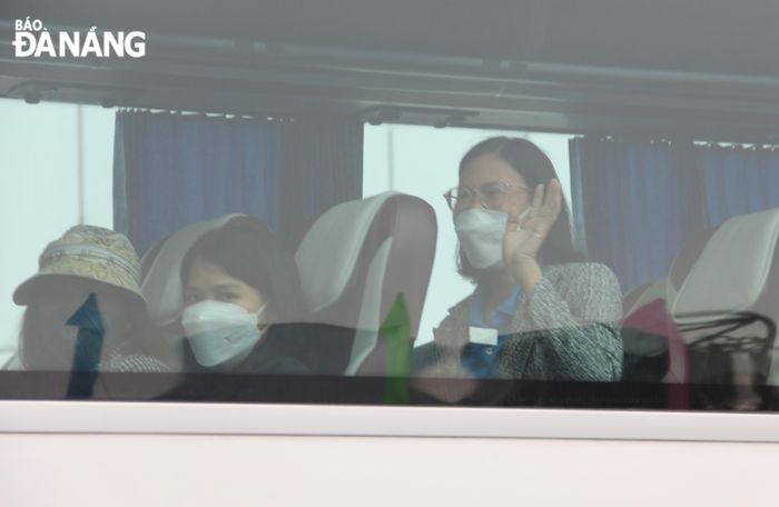 Người lao động vui mừng khi chuyến xe lăn bánh, được trờ về cùng gia đình. Ảnh: X.H