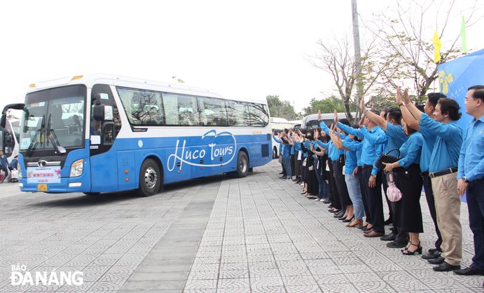 Cán bộ Công đoàn vẫy tay chúc các chuyến xe thượng lộ bình an. Ảnh: X.H