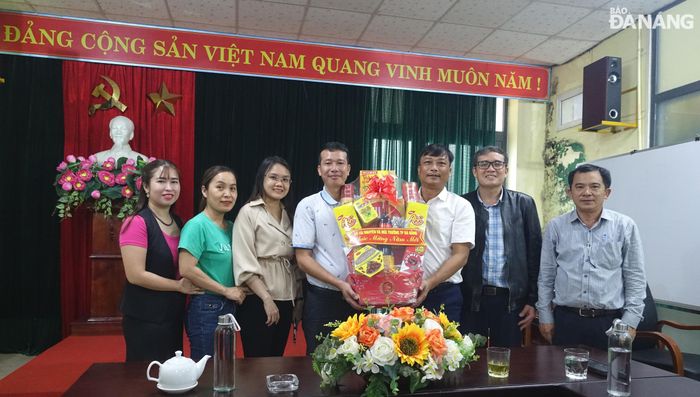 Giám đốc Sở Tài nguyên và Môi trường Phạm Nam Sơn (thứ 3, bên phải sang) tặng quà Tết, động viên cán bộ, nhân viên, công nhân Công ty TNHH MTV Môi trường đô thị Hà Nội, Chi nhánh Miền Trung (URENCO 15). Ảnh: HOÀNG HIỆP