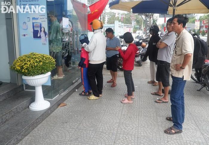 Người dân đến rút tiền tại ATM của Ngân hàng TMCP Quân đội (583 Tôn Đức Thắng, quận Liên Chiểu) sáng 7-2 (28 tháng Chạp). Ảnh: M.Q