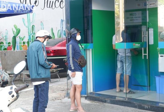 Người dân rút tiền tại ATM của Ngân hàng TMCP Việt Nam Thịnh Vượng (523 Điện Biên Phủ, quận Thanh Khê) chiều 5-2 (26 tháng Chạp). Ảnh: M.Q