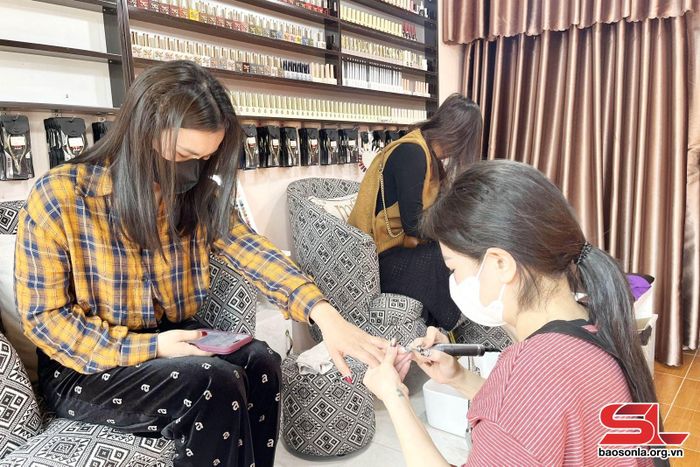 Nhiều tiệm làm nail trên địa bàn thành phố đã kín lịch đến 30 Tết