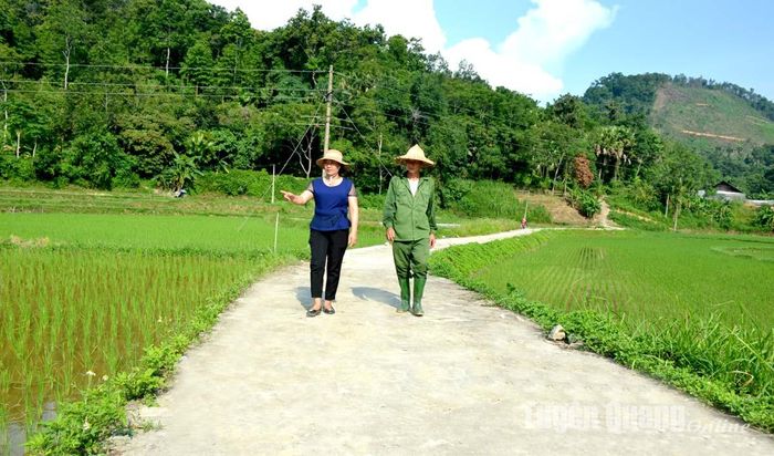 Tuyến đường bê tông nội đồng Nà Bó Phẻn, thuộc thôn Nà kham, xã Năng Khả (Na Hang) đã giúp sản xuất của Nhân dân được thuận lợi hơn. Ảnh: Lê Duy