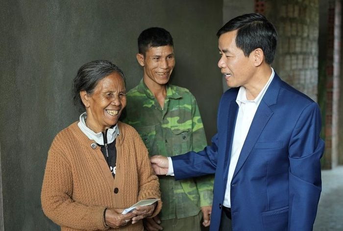  Chủ tịch UBND tỉnh Nguyễn Văn Phương chúc tết, động viên người dân huyện A Lưới