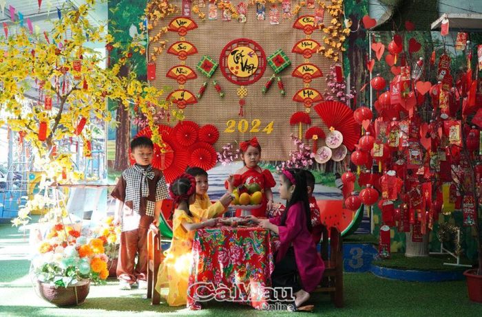 Các bé quây quần trang trí tiểu cảnh tại trường và ăn kẹo bánh cùng nhau như một buổi sum họp đón bạn bè đến mừng Tết tại nhà.