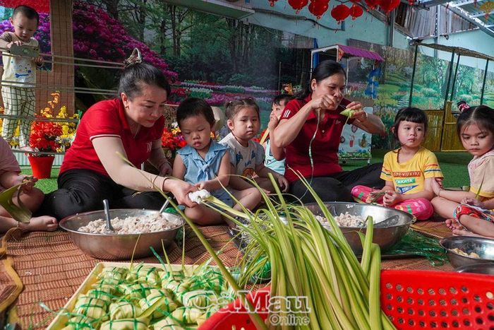 Các cô giáo vừa hướng dẫn gói bánh vừa giảng giải thêm về các loại nguyên liệu cho các bé.