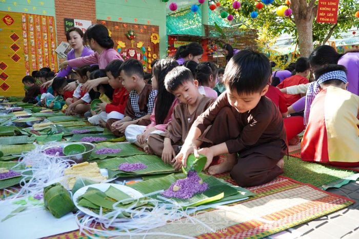 Háo hức tập gói bánh tét.