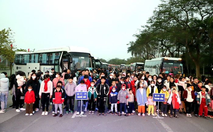 Rất đông gia đình công nhân được về quê đón Tết trên chuyến xe miễn phí.