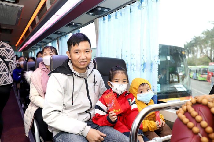 Gia đình công nhân háo hức trên chuyến xe miễn phí của Công đoàn về quê đón Tết.