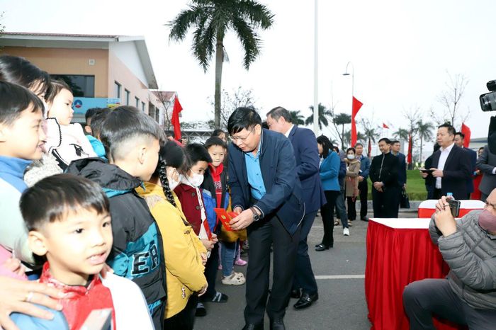 Phó Chủ tịch Tổng Liên đoàn Lao động Việt Nam Phan Văn Anh mừng tuổi con công nhân trước giờ lên xe.