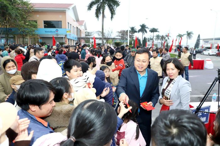 Chủ tịch Liên đoàn Lao động thành phố Hà Nội Phạm Quang Thanh mừng tuổi con công nhân trước giờ lên xe.