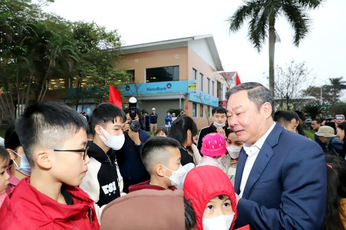 Phó Chủ tịch Thường trực UBND thành phố Hà Nội Lê Hồng Sơn mừng tuổi con công nhân trước giờ lên xe.
