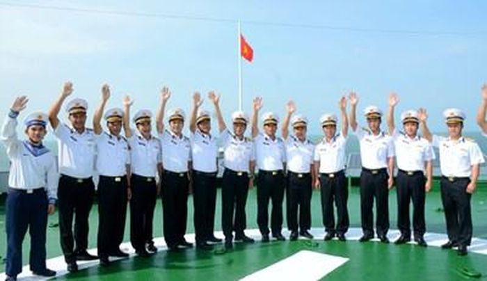 Gửi lời chào năm mới từ Nhà giàn DK1/10 (Tiểu đoàn DK1, Vùng 2 Hải quân). 