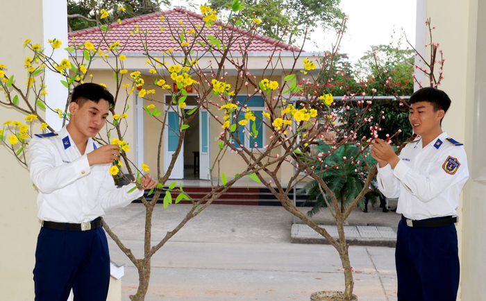 Trang trí tô điểm đơn vị rực rỡ sắc hoa. 