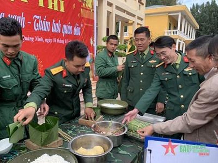 Cán bộ, chiến sĩ Tiểu đoàn đảo Ngọc Vừng phối hợp tổ chức thi gói bánh chưng xanh tại chương trình "Tết hải đảo - Thắm tình quân dân".