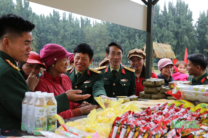 Bà con nhân dân nhận quà miễn phí tại “Gian hàng 0 đồng”.