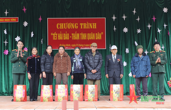 Chỉ huy Tiểu đoàn đảo Ngọc Vừng tặng quà các gia đình chính sách.