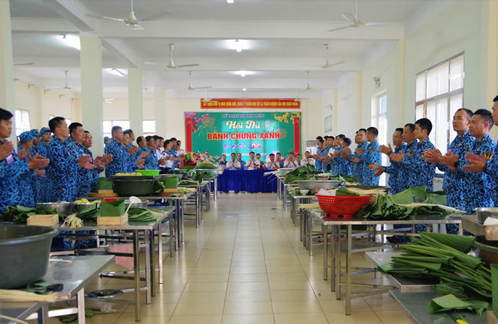 Hội thi gói bánh chưng xanh. 